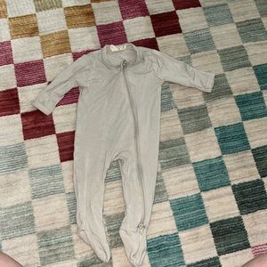 Kyte Baby NB zip onsie